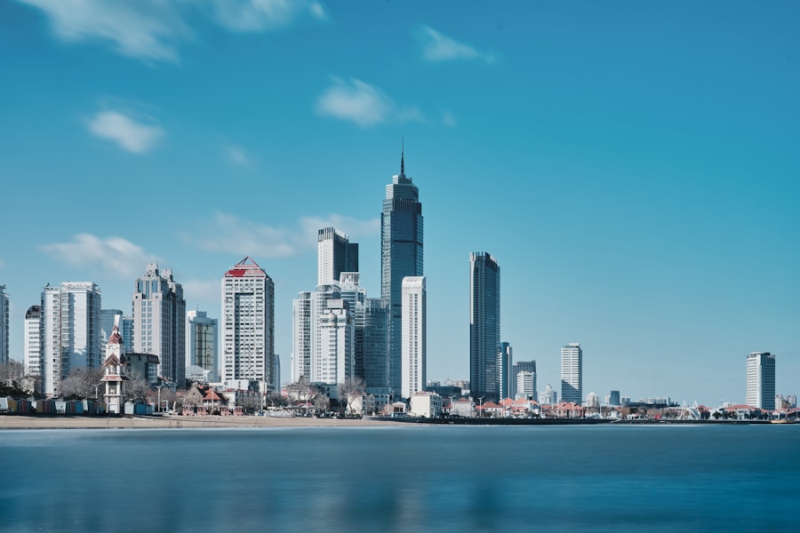 烟台海岸与城市天际线实景