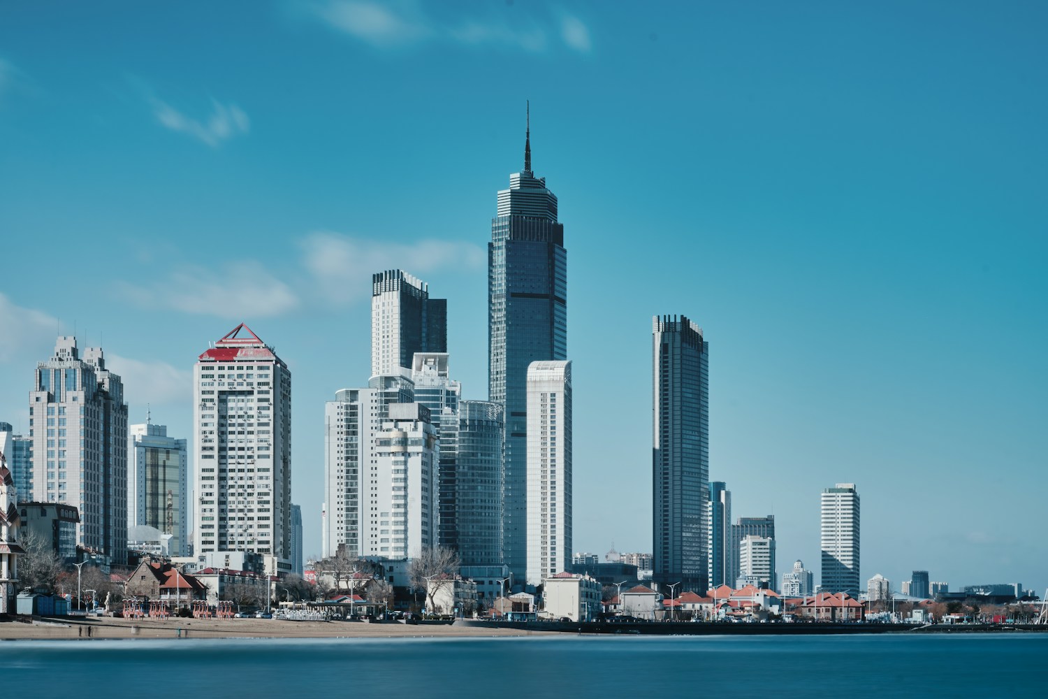 烟台海岸与高楼组成的城市天际线