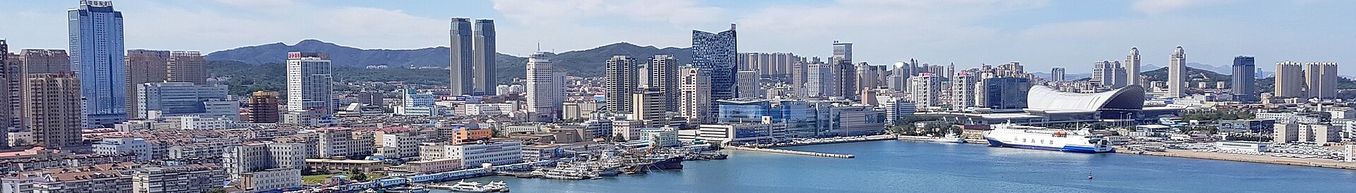 从高处俯瞰烟台芝罘湾海岸与城市全景